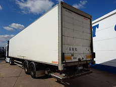 FRUEHAUF DX33 – SEMI-REMORQUE FOURGON ET HAYON – 2 ESSIEUX