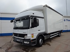 MERCEDES ATEGO 1324 L – 4X2 – EURO 5 – CAISSE AVEC RIDEAU A DROITE- TOIT DEBÂCHABLE ET HAYON 4 TONNES