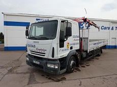 IVECO EUROCARGO ML 120 E 18 – 4X2 – EURO 3 – PLATEAU A RIDELLES ET GRUE